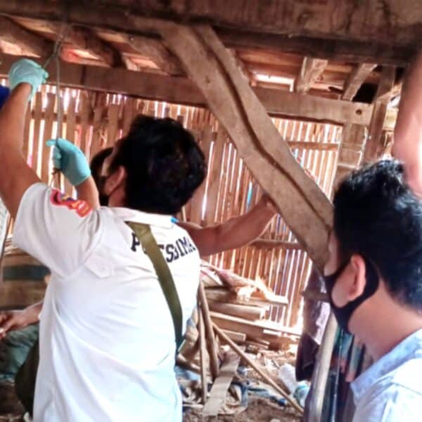 Delian Lubis Bantu Kebutuhan Petani Tambak Desa Belo Akibat Banjir Rob - Kabar Harian Bima