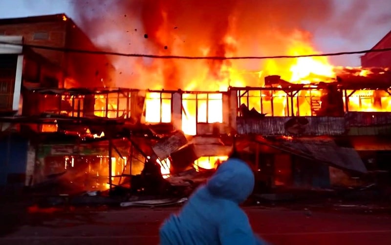 Kebakaran di Pertokoan Tente, 9 Ruko Ludes - Kabar Harian Bima