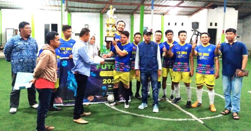 STIE Bima 'Merajai' Turnamen Futsal Antar Dosen dan Pegawai Se-Pulau Sumbawa - Kabar Harian Bima