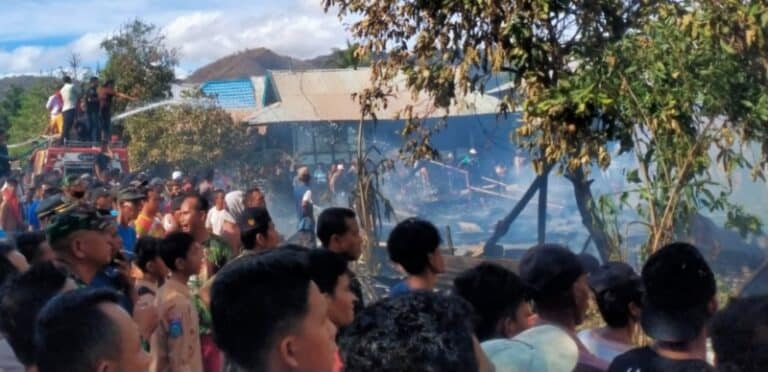 Diduga Arus Pendek, 10 Unit Rumah di Lambu Terbakar - Kabar Harian Bima