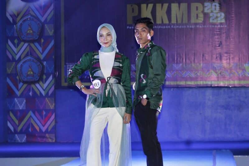 Ketua STIE Tutup PKKMB Tahun 2022, Fashion Show dan Pameran Ekraf Meriah - Kabar Harian Bima