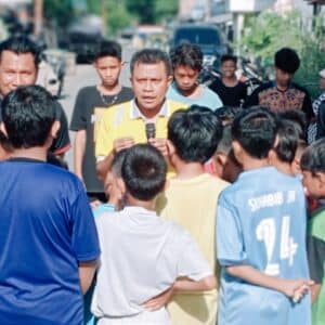 Ketua Askab Bima Silahturahmi ke Pelor FC, Serahkan Bantuan dan Beri Motivasi - Kabar Harian Bima