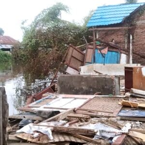 Rumah di Bantaran Sungai, Warga Paruga Mulai Bongkar Sendiri - Kabar Harian Bima