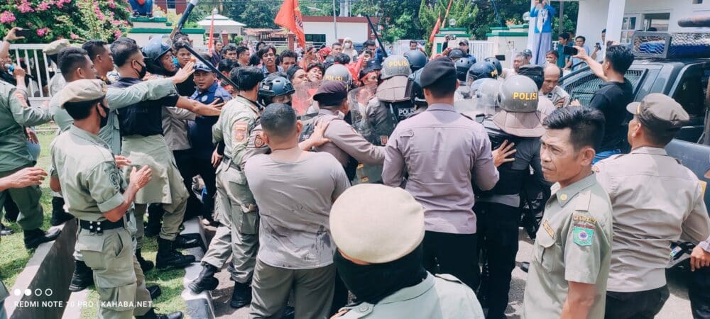 Aksi LMND Sorot Korupsi dan Ritel Modern Ricuh  - Kabar Harian Bima