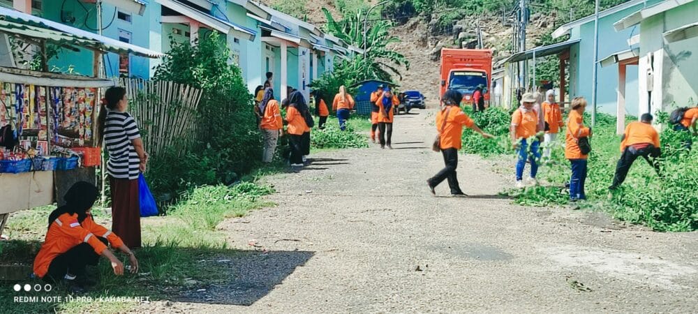 Pengabdian FPRB Mbojo Matenggo, Gotong Royong Bersihkan Rumah Relokasi - Kabar Harian Bima