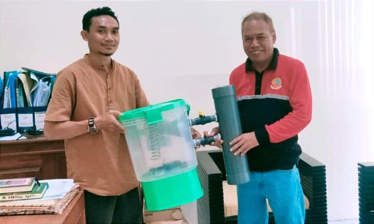 FPRB Mbojo Matenggo Serahkan Alat Elektrolisis untuk Panen Air Hujan di SMP IT Insan Kamil - Kabar Harian Bima