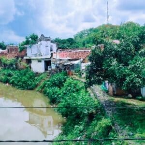 Kondisi bantaran Sungai Padolo yang masih dipadati rumah warga