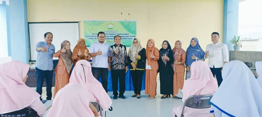 Beri Kuliah Umum di Akbid Surya Mandiri Bima, Iwan Harsono Ajak Mahasiswi Berwirausaha - Kabar Harian Bima