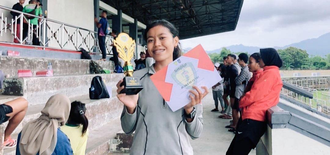 Siswi SMAN 2 Kota Bima raih Juara III Atletik 800 meter - Kabar Harian Bima