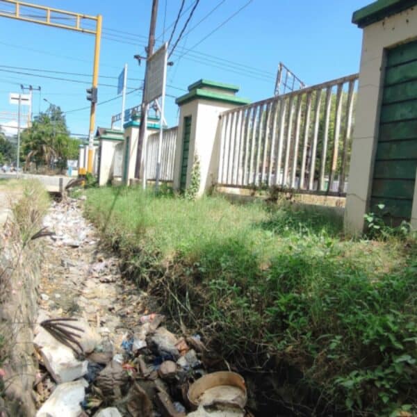Sekitar Kantor Pemkot Bima Kumuh dan Jorok, Sampah Berserakan di Saluran Air - Kabar Harian Bima