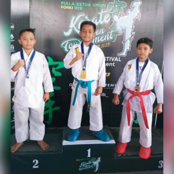 Azzam, Siswa SDN 05 Raba Sabet Emas Kejuaraan Karate Open dan Festival NTB