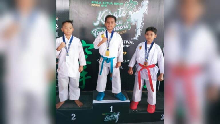 Azzam, Siswa SDN 05 Raba Sabet Emas Kejuaraan Karate Open dan Festival NTB - Kabar Harian Bima
