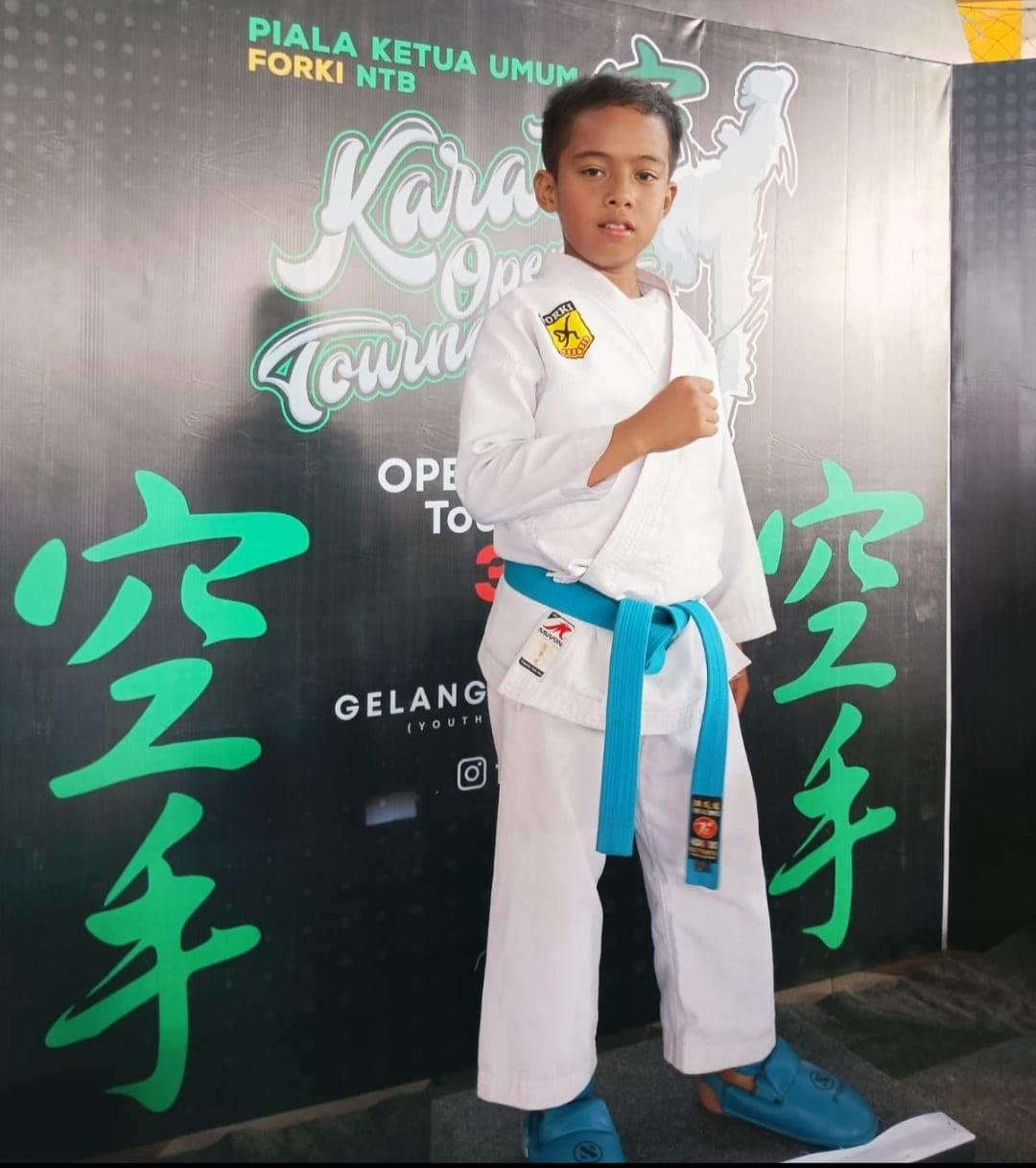 Azzam, Siswa SDN 05 Raba Sabet Emas Kejuaraan Karate Open dan Festival NTB - Kabar Harian Bima