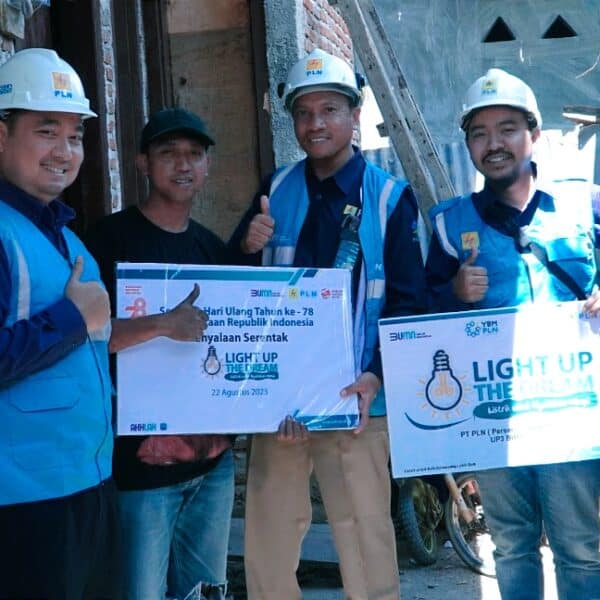 PLN UP3 Bima Realisasikan Program Light Up the Dream, Sambung Gratis untuk Warga Miskin