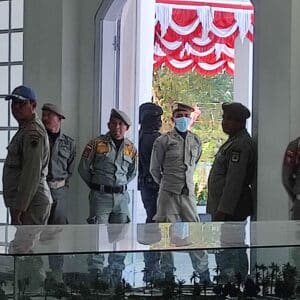 KPK Geledah Ruangan Wali Kota Bima, Polisi Bersenjata Lengkap Siaga