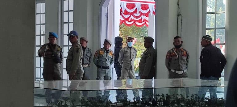 KPK Geledah Ruangan Wali Kota Bima, Polisi Bersenjata Lengkap Siaga - Kabar Harian Bima
