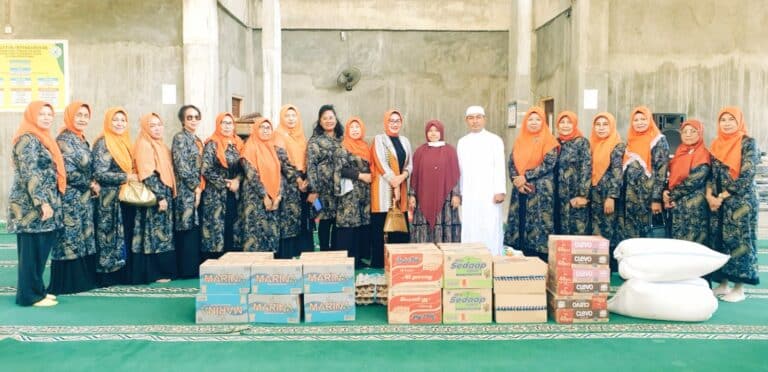 GOW Kota Bima Bagikan Sembako ke Ponpes Manarul Quran - Kabar Harian Bima