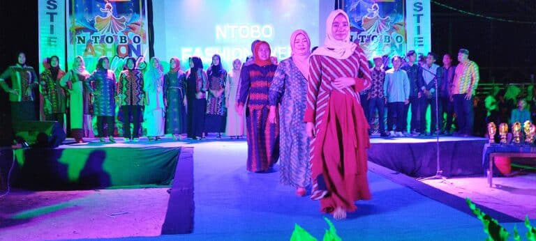 Kebangkitan Sentra Tenun, Ntobo Fashion Week STIE Bima Tahun 2023 Spektakuler - Kabar Harian Bima