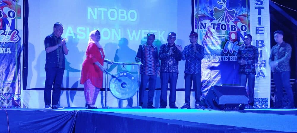 Kebangkitan Sentra Tenun, Ntobo Fashion Week STIE Bima Tahun 2023 Spektakuler - Kabar Harian Bima