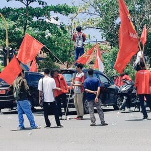 Demonstrasi, LMND Kota Bima Sandera 2 Mobil Dinas