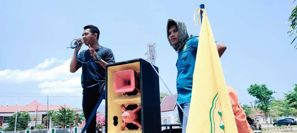 Massa Aksi Minta KPK Segera Tahan Hj Ellya - Kabar Harian Bima
