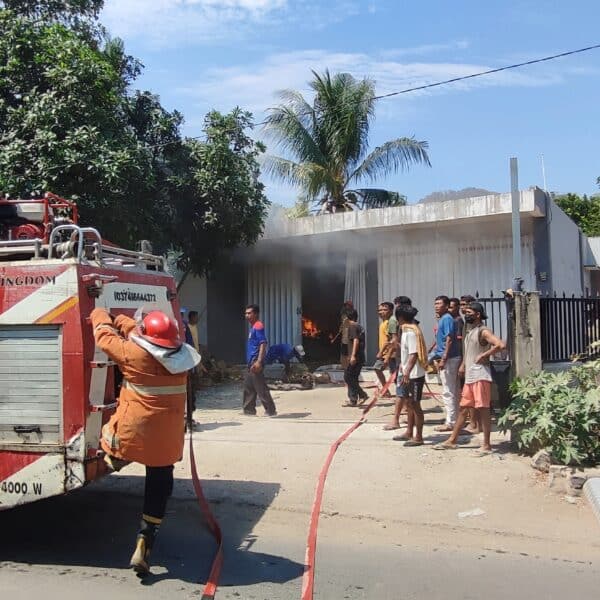 Kebakaran Ruko di Kelurahan Panggi, Petugas Damkar Sigap Padamkan Api
