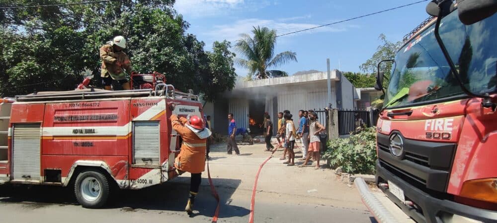 Kebakaran Ruko di Kelurahan Panggi, Petugas Damkar Sigap Padamkan Api - Kabar Harian Bima