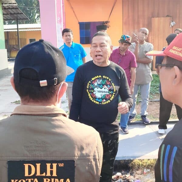 Wali Kota Bima Pimpin Gotong Royong di Lapangan Pahlawan