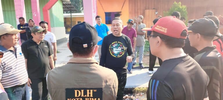 Wali Kota Bima Pimpin Gotong Royong di Lapangan Pahlawan - Kabar Harian Bima
