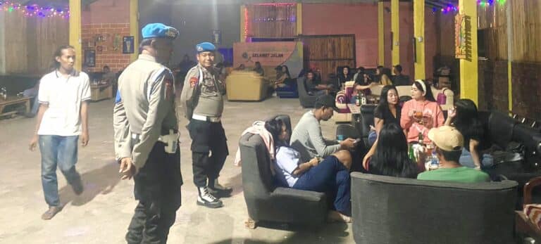 Propam Polres Bima Kota Razia Polisi Masuk Kafe - Kabar Harian Bima
