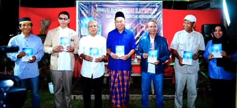Launching Buku Pidu Katenta, Karya Sudirman H Makka Dipuji Sarat Petuah dan Pesan Moral - Kabar Harian Bima