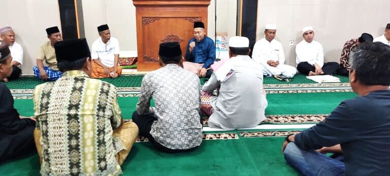 Salat Magrib Berjamaah di Santi, HM Rum Ajak Warga Makmurkan Masjid - Kabar Harian Bima