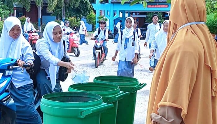 Pulang Sekolah, SMKN 3 Kota Bima Terapkan Program Pungut Sampah