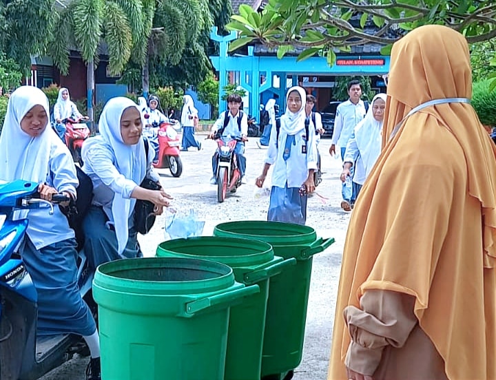 Pulang Sekolah, SMKN 3 Kota Bima Terapkan Program Pungut Sampah - Kabar Harian Bima