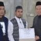 HM Rum Serahkan Bantuan 675 Juta untuk Masjid dan Musholla Saat Safari Ramadan  - Kabar Harian Bima