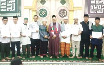 Safari Ramadan di Rasanae Barat, HM Rum Salurkan Bantuan Masjid dan Musholla - Kabar Harian Bima