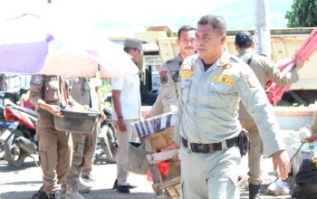 Sat Pol PP Kota Bima Tertibkan Pedagang Liar di Pasar Amahami - Kabar Harian Bima