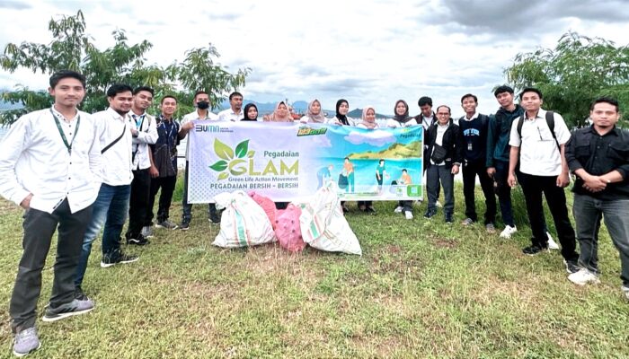 Semangat Peduli Lingkungan, Pegadaian Bima Bersihkan Pantai Wadumbolo