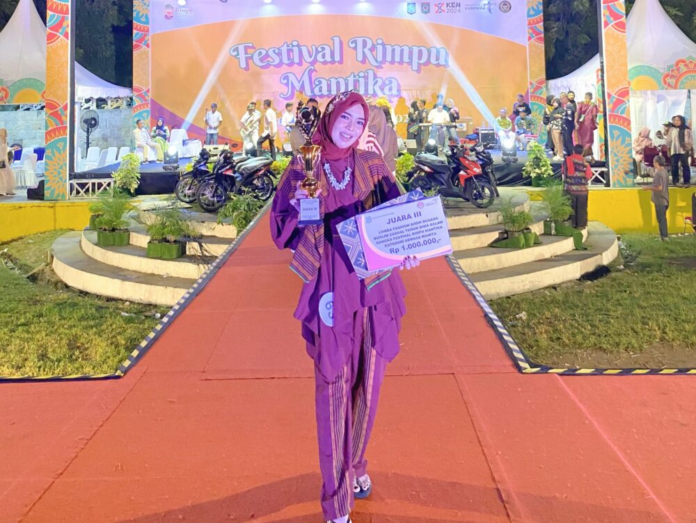 Mahasiswi STIE Bima Sabet Juara Lomba Fashion Show Pawai Rimpu Mantika - Kabar Harian Bima