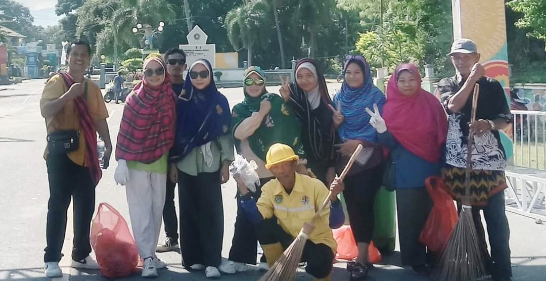 Pawai Rimpu Mantika Selesai, DLH Bersihkan Sampah Sepanjang Jalan - Kabar Harian Bima