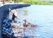 Sampah Menumpuk di Pantai Amahami, DLH Kota Bima Kerahkan Petugas dan Armada - Kabar Harian Bima