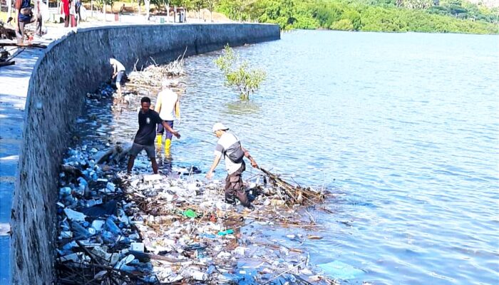 Sampah Menumpuk di Pantai Amahami, DLH Kota Bima Kerahkan Petugas dan Armada