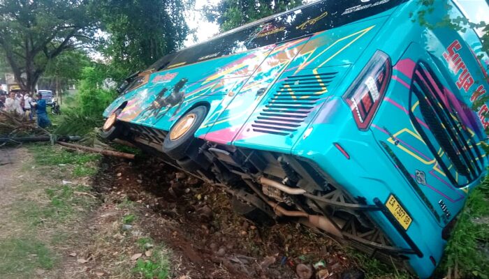 Bus Surya Kencana Mataram-Bima Kecelakaan di Pringgabaya Lombok Timur