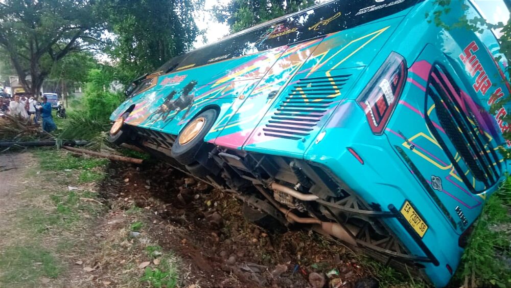 Bus Surya Kencana Mataram-Bima Kecelakaan di Pringgabaya Lombok Timur - Kabar Harian Bima
