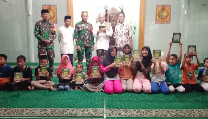 Babinsa Lewirato dan Babinsa Rontu Bagikan Al Quran dan Iqro di TPQ Nurul Iman Kelurahan Lewirato