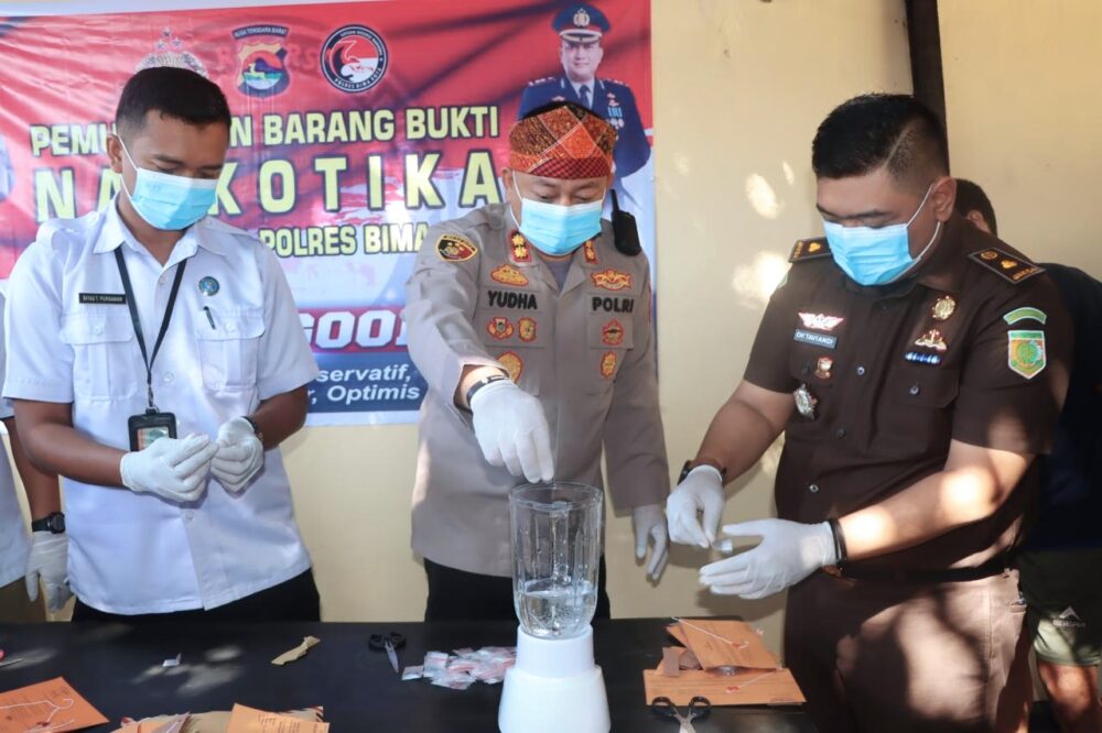 Pemusnahan Barang Bukti Narkotika, Polres Bima Kota Blender Sabu-Sabu dan Ganja - Kabar Harian Bima