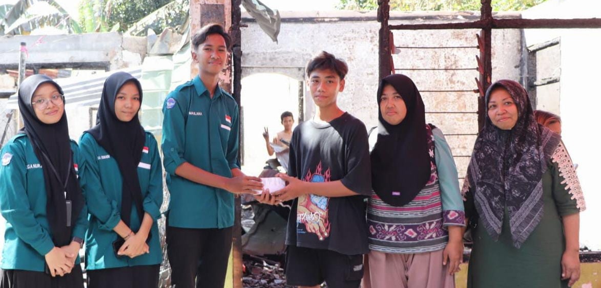 OSIS SMKN 3 Kota Bima Solidaritas untuk Farhan, Korban Kebakaran di Rabangodu - Kabar Harian Bima