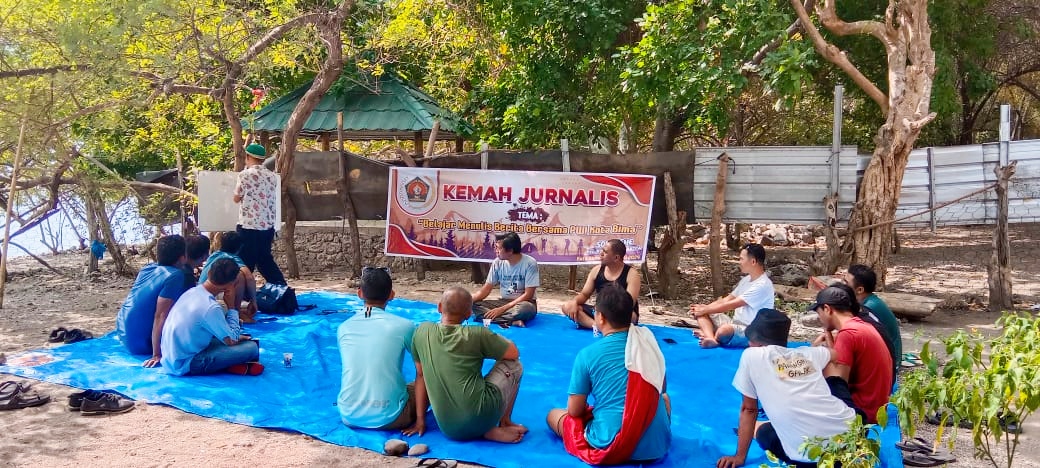 PWI Kota Bima Gelar Kemah Jurnalis untuk Tingkatkan Kapasitas Menulis Berita - Kabar Harian Bima