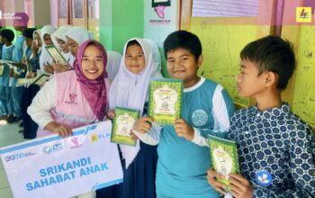 Kolaborasi dengan YBM, PLN UP3 Bima Bagikan Buku Iqra di SMPN 13 Kota Bima - Kabar Harian Bima