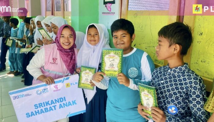 Kolaborasi dengan YBM, PLN UP3 Bima Bagikan Buku Iqra di SMPN 13 Kota Bima